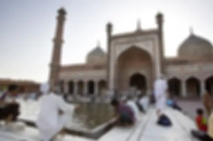 Warga Muslim di sebuah masjid di Delhi, India.