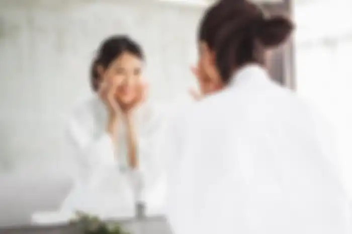 Ilustrasi menggunakan skincare retinol