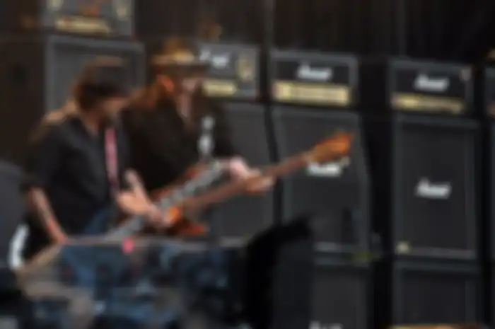 Phil Campbell (kiri) dan Lemmy dalam show Motorhead di tahun 2013