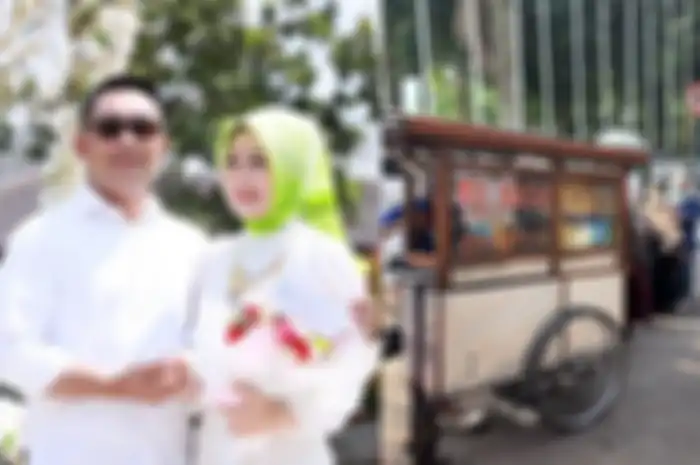 Ridwan Kamil borong bakso untuk warga yang takziah ke kediamannya.