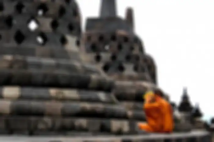 Umat Buddha yang sedang bersembayang di Candi Borobudur