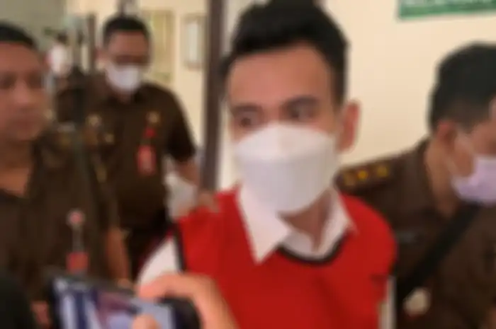 Terdakwa Adam Deni hadir dalam sidang lanjutan perkaranya dengan Ahmad Sahroni, Senin (25/4/2022) di PN Jakarta Utara.