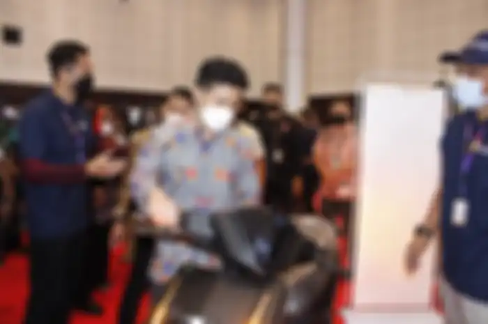 Wagub Jatim Emil Dardak saat menyalakan GESITS pada pagelaran IIMS 2022.