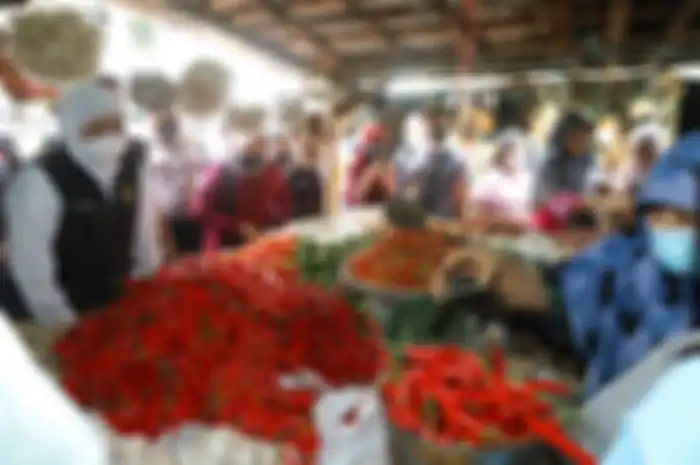 Gubernur Jawa Timur Khofifah Indar Parawansa saat memantau harga cabai
