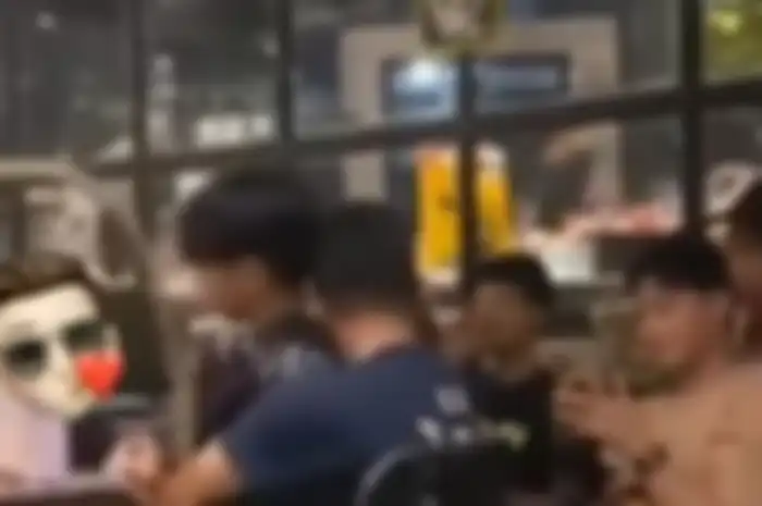 Pasangan sesama jenis yang tanpa malu bermesraan di Kafe Wow