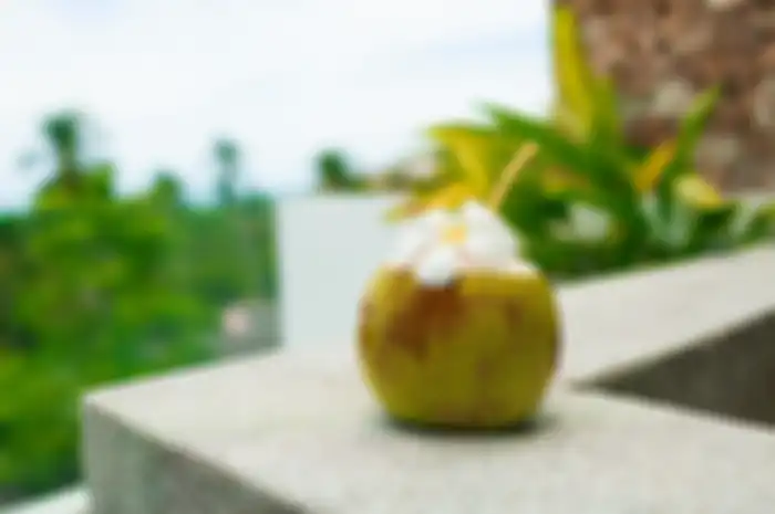 Siapa sangka kalau uban bisa diatasi dengan air kelapa.