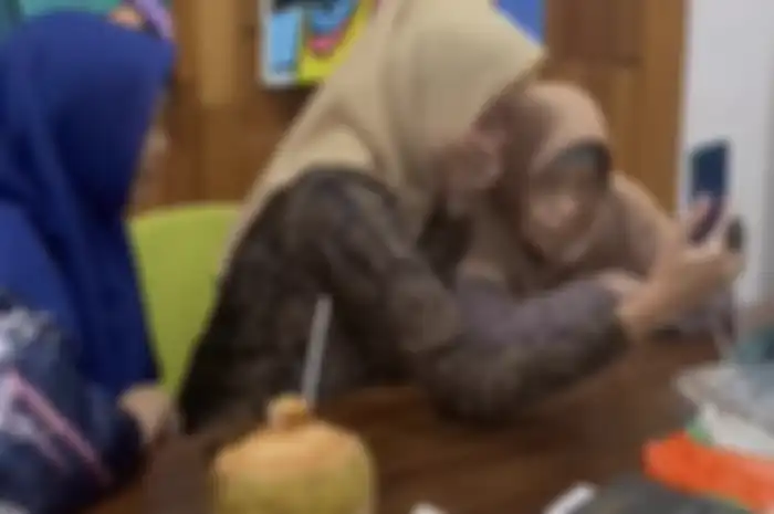 Jenazah Eril yang ditemukan di bendungan mengeluarkan aroma begini saat dimandikan oleh sang ayah. Istri Ridwan Kamil menangis. 