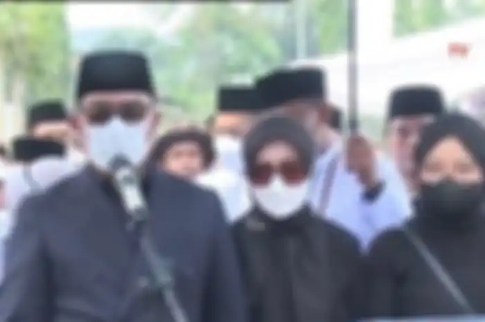 Ridwan Kamil saat memberikan keterangan kepada wartawan usai pemakaman, Senin (13/6/2022).