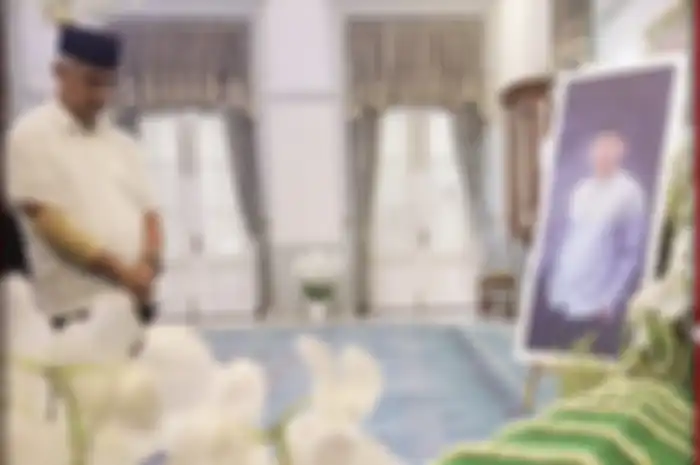 Foto Ganjar Pranowo takziah jenazah anak Ridwan Kamil. 