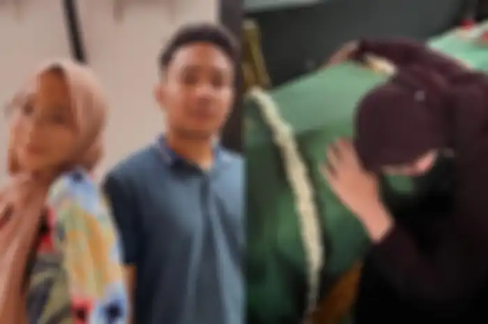 Zara memeluk peti mati jenazah Emmeril Kahn Mumtadz hingga tertidur.