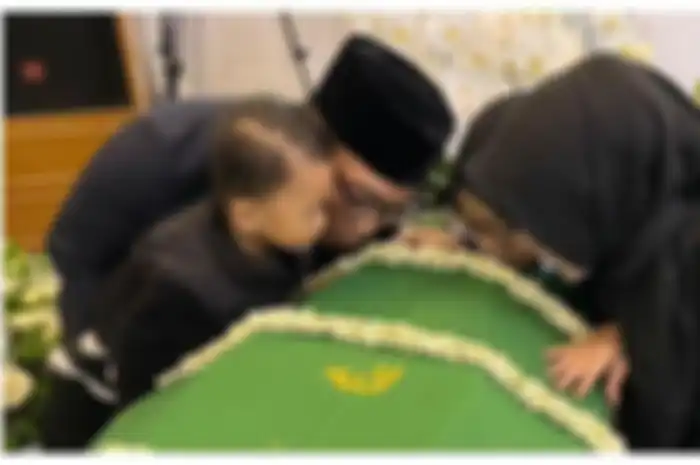 Foto Ridwan Kamil dan Keluarga Mencium Peti Jenazah Eril sebelum dimakamkan. 