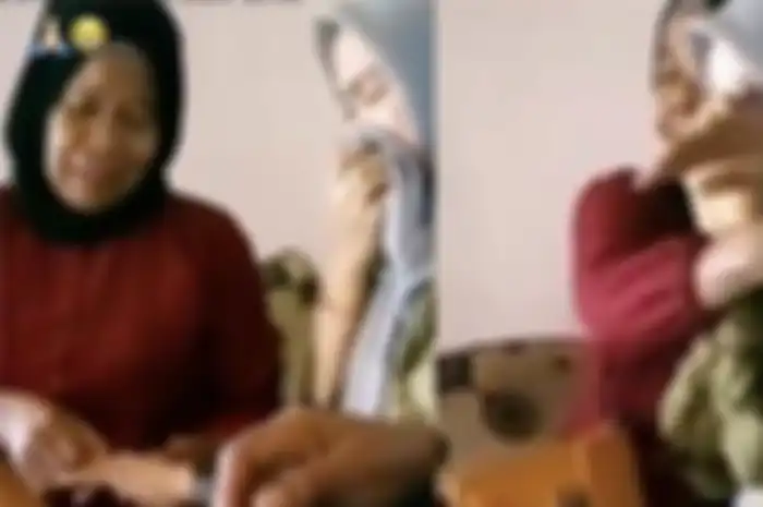 Gadis mengembalikan cincin tunangan ke pihak keluarga dari lelaki.
