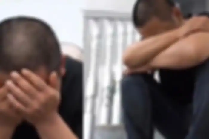 Pria menangis tahu hasil tes DNA ketiga putrinya. Tabiat istri terbongkar.