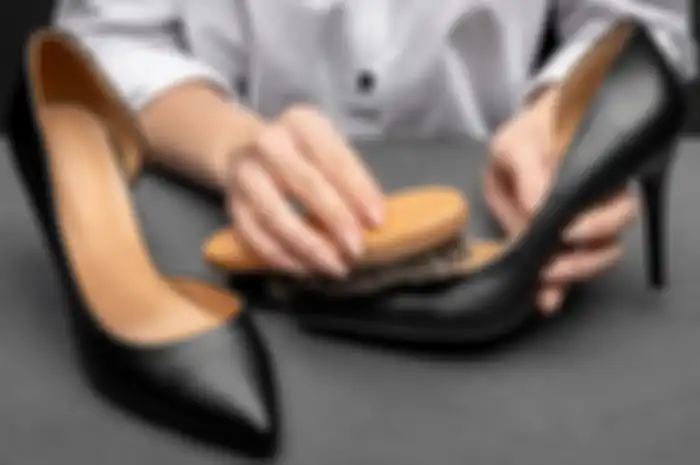 Cara membersihkan sepatu berjamur.