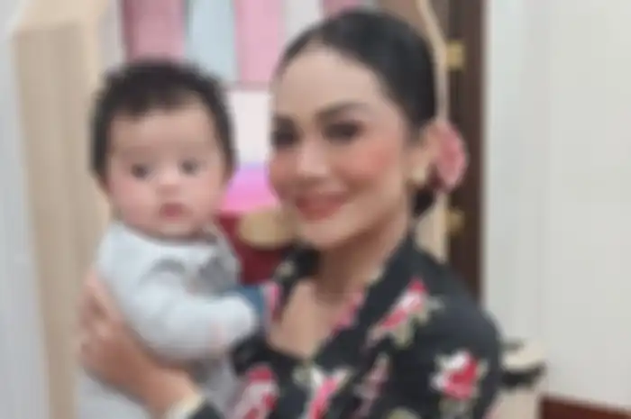 Potret Krisdayanti bersama Ameena Hanna Nur Atta