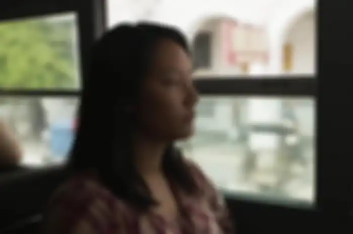Perjalanan Rini (Tara Basro) dalam trailer Pengabdi Setan 2