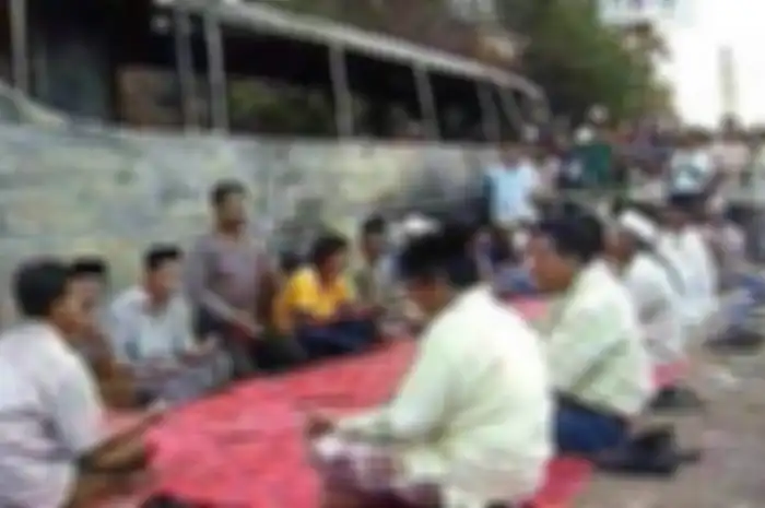 Pulang dari Bali, siswa SMK Yapemda Yogyakarta terpangggang hidup-hidup dalam bus. Jasad korban Tragedi Paiton ini sampai diawetkan pakai balok es.
