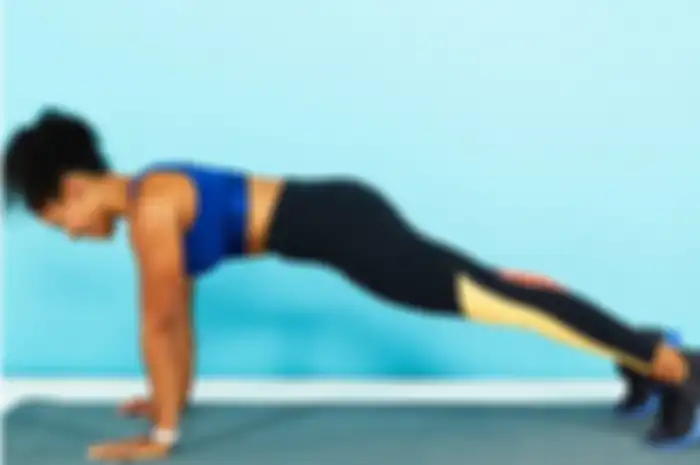 Latihan plank, salah satu gerakan micro workout yang bisa kita coba.
