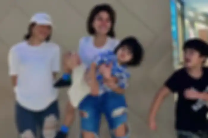 Nikita Mirzani dan anak-anaknya