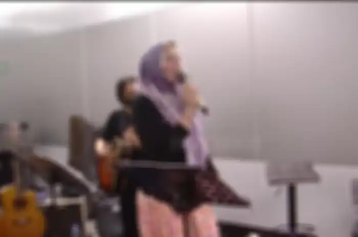 Angelina Sondakh ngamen di stasiun MRT