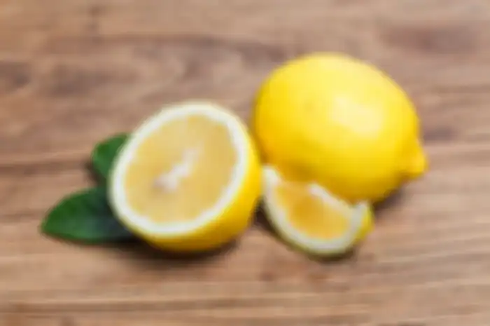 Menggunakan lemon. 