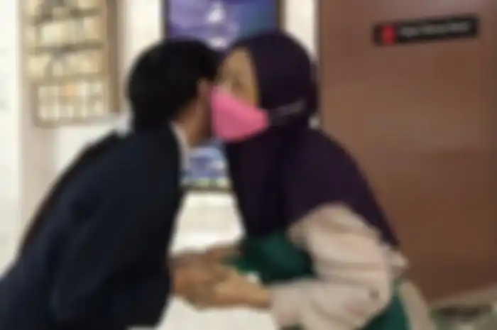 Sering digratisi makanan pelajar beri hadiah ke ibu kantin saat kelulusan.