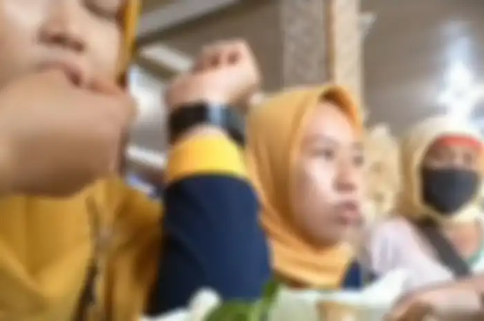 eorang wanita yang sedang berkumpul sembari makan  ini tiba tiba ditoyor oleh pengemis yang tidak diketahui identitasnya