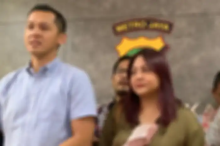 Kasat Reskrim Polres Metro Bekasi Kota Kompol Ivan Adhitira dan Audy Item di Polres Metro Bekasi Kota, Selasa (21/6/2022).