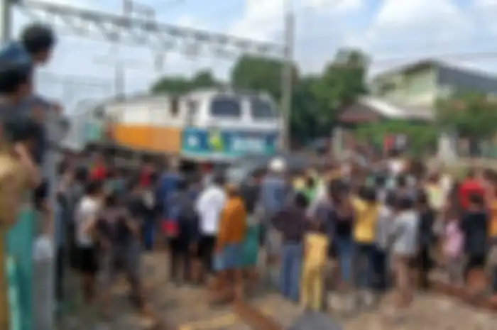 Kecelakaan yang melibatkan satu unit minibus Avanza berwarna hitam dan kereta api jarak jauh Argo Sindoro jurusan Semarang Tawang-Gambir PP di dekat Stasiun Tambun, Kabupaten Bekasi pada Selasa (21/6/2022).
