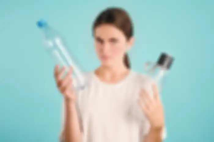 Aneka tips harian, begini cara mudah bersihkan botol plastik di rumah.
