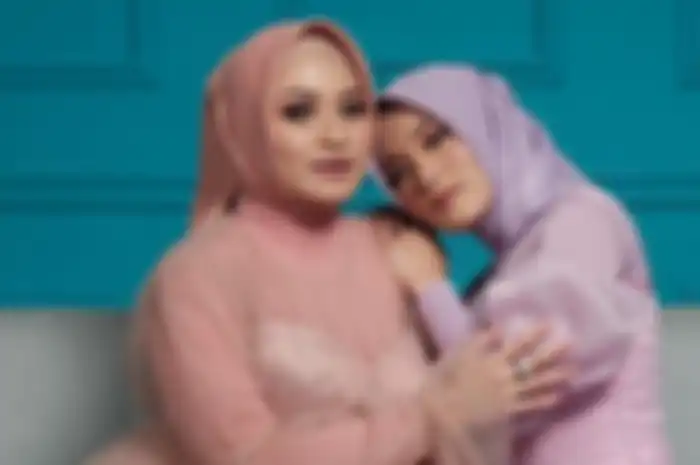 Nathalie Holscher dan Putri Delina 