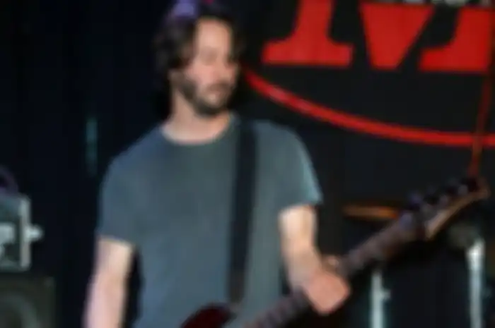 Bintang film Keanu Reeves tampil jadi musisi bersama band Dogstar.