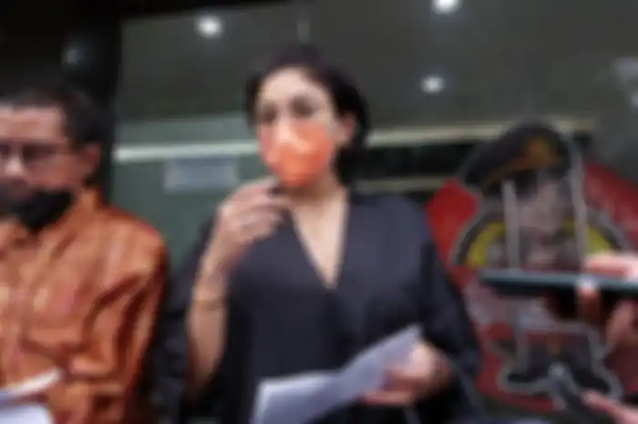 Nikita Mirzani bersama kuasa hukumnya, Fachmi Bachmid ketika ditemui di kawasan Kebayoran, Jakarta Selatan, Rabu (22/6/2022).