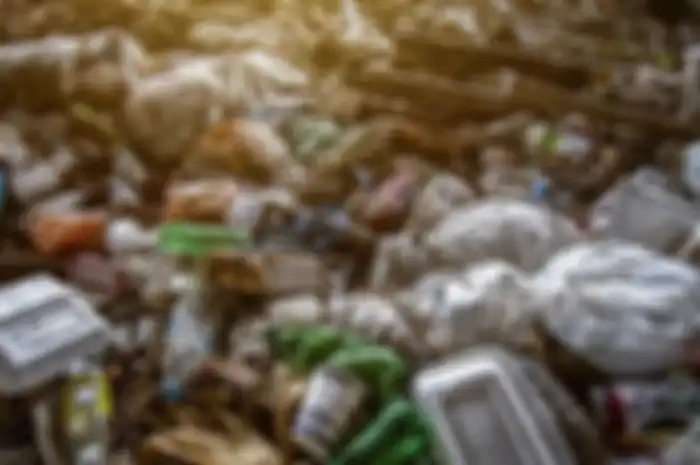 Sampah plastik yang menumpuk di tanah dapat mencemari air dan tanaman yang dikonsumsi.