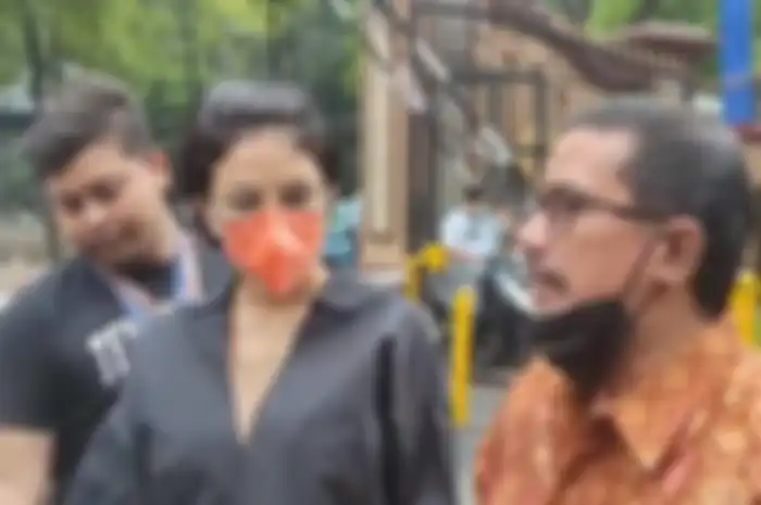 Nikita Mirzani dan Fahmi Bachmid mendatangi gedung Propam Polri untuk meminta perlindungan, Rabu  (22/06/2022)
