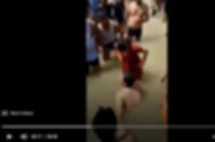 Pasangan mesum di sungai saat melakukan ritual mandi suci.
