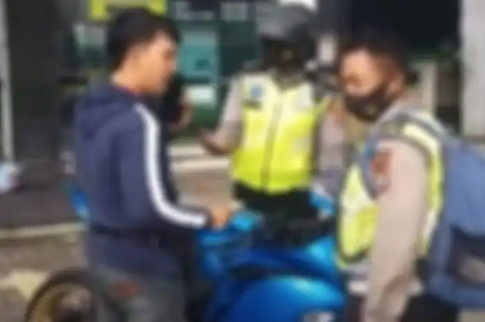 Adu argumen pemilik Kawasaki Ninja ZX-25R yang enggak diterima ditilang Polisi di area dealer