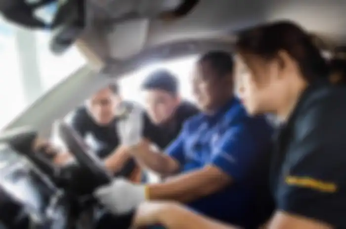Pelatihan pengecekan kendaraan mobil di Carsome Academy 