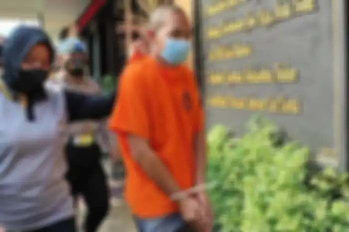 Satpam SMP di Blitar yang melakukan pemerkosaan terhadap siswi di tempatnya bekerja.