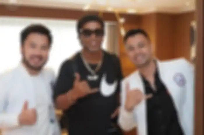 Ronaldinho datang dalam rangka undangan RANS Nusantara yang baru promosi ke Liga 1 2022/2023.