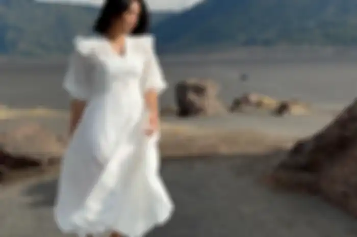 Gisel girang akhirnya bisa bikin foto di atas pasir Gunung Bromo. Nama Charly Setia Band sampai ikut terseret.