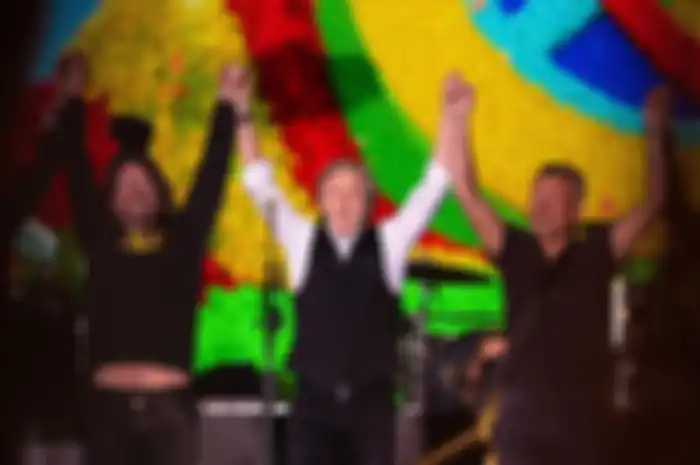Dave Grohl dan Bruce Springsteen di panggung Festival Glastonbury di Somerset, Inggris pada Sabtu malan (25 Juni), dalam perayaan ulang tahun Paul McCartney ke-80.