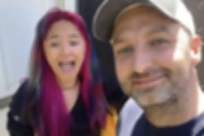Marshanda yang dikabarkan hilang sempat foto bareng pria bule. Netizen cemas dengan aksi Caca yang melorotkan celananya.