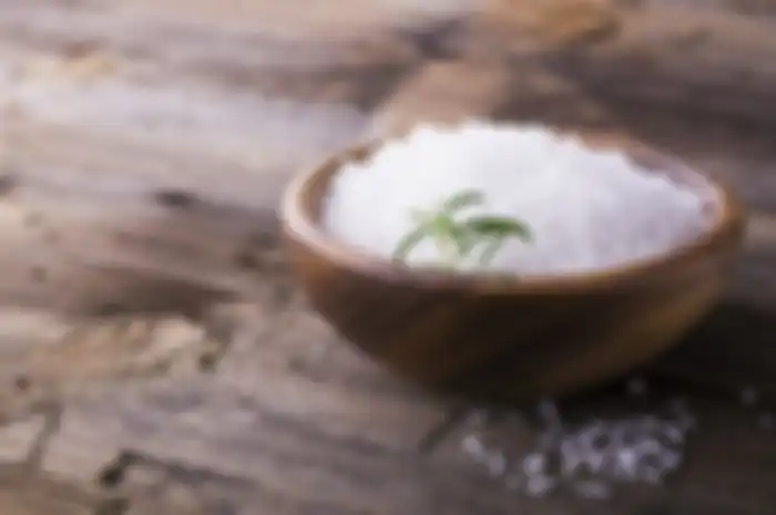 Selain untuk masak Anda juga bisa coba taburkan garam ke kamar mandi.