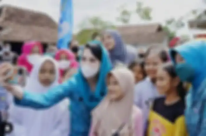 Sosok Arumi Bachsin yang merakyat dengan warganya 