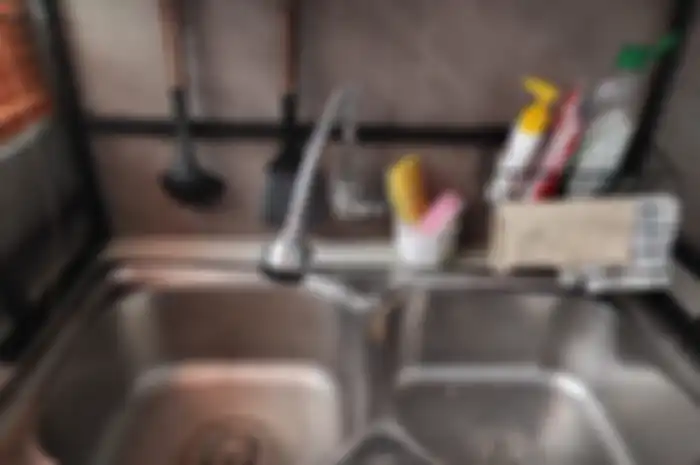 Cara membersihkan wastafel berbahan stainless steel agar mengkilap seperti baru