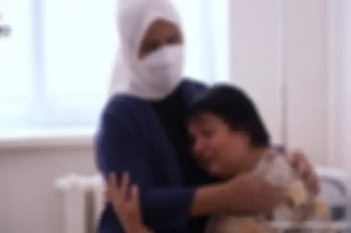 Ibu Iriana Jokowi memeluk korban perang Rusia dan Ukraina di salah satu Rumah Sakit Kyiv