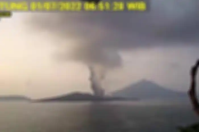 Erupsi Gunung Anak Krakatau pada Jumat (1/7/2022).