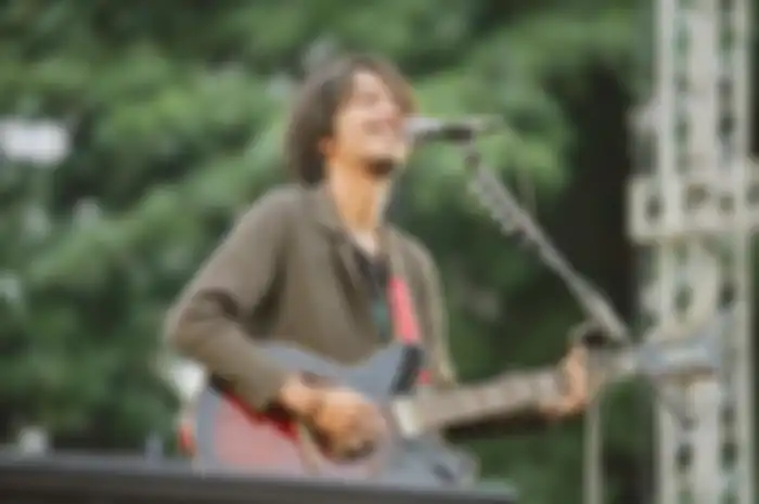 Bisa jadi favorit, simak 11 rekomendasi lagu indie di album 'Berjalan Mundur' milik Fiersa Besari!