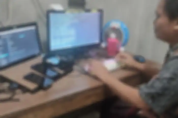 Nurohman di kamar rumahnya di Kalurahan Banyuroto, Kapanewon Nanggulan, Kabupaten Kulon Progo, Daerah Istimewa Yogyakarta. 